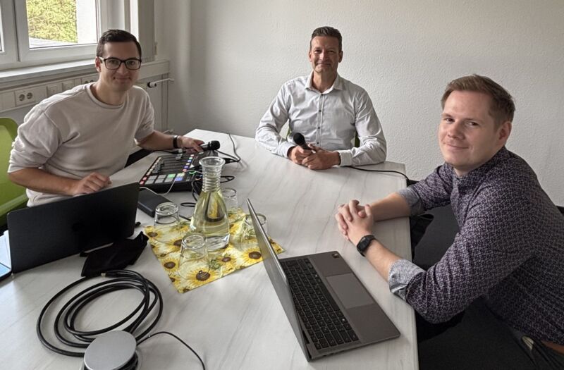 Florian Glatter, Michael Trela und Ronny Kirbach (v.l.n.r.) bei der Aufnahme des Podcast.